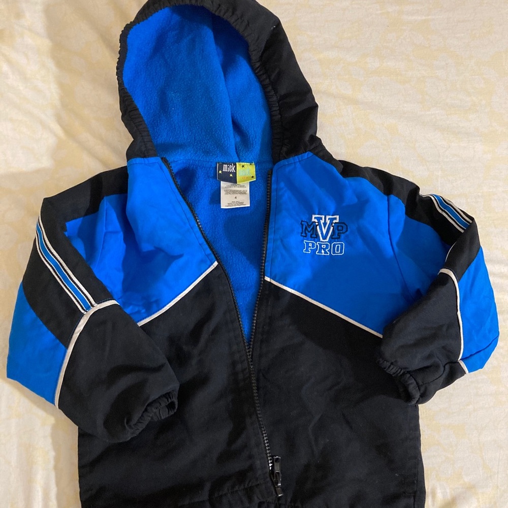 4t boys hoodie jacket it’s like new condition
